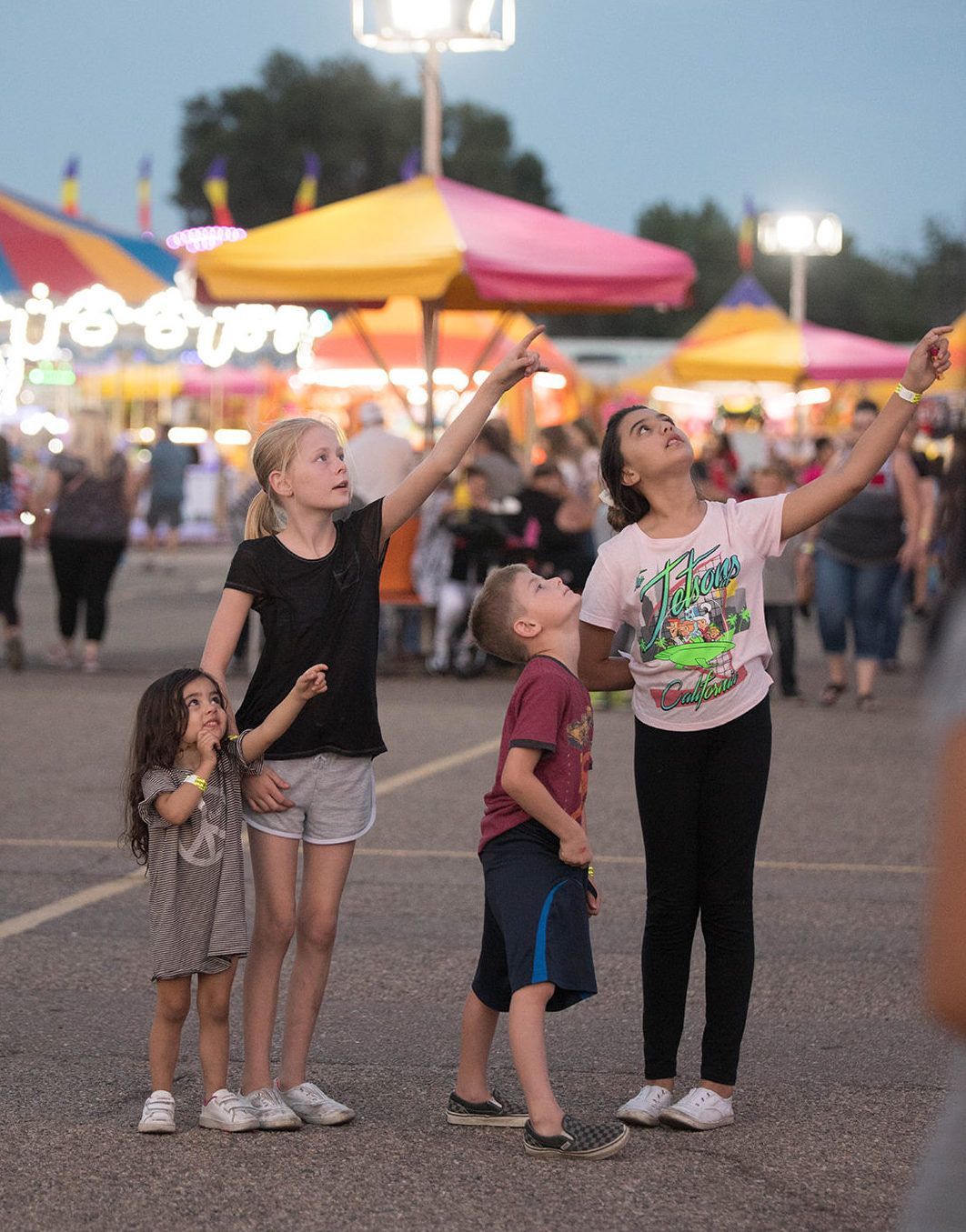 kids pointing at the ride requirements at the Colorado State Fair