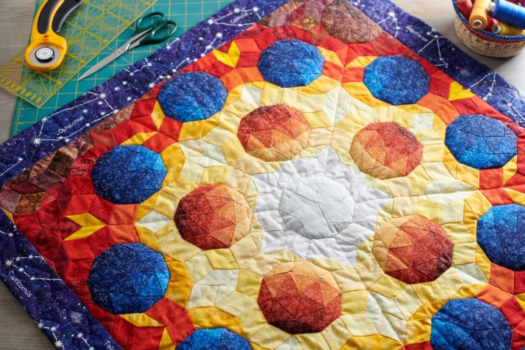 Mini quilt with the image of volumetric spheres, sewing and quilting accessories